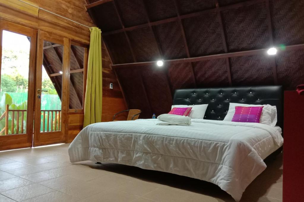纳闽巴霍Villa Alam Flores Komodo Labuan Bajo Mitra RedDoorz的一间卧室,卧室内配有一张大床