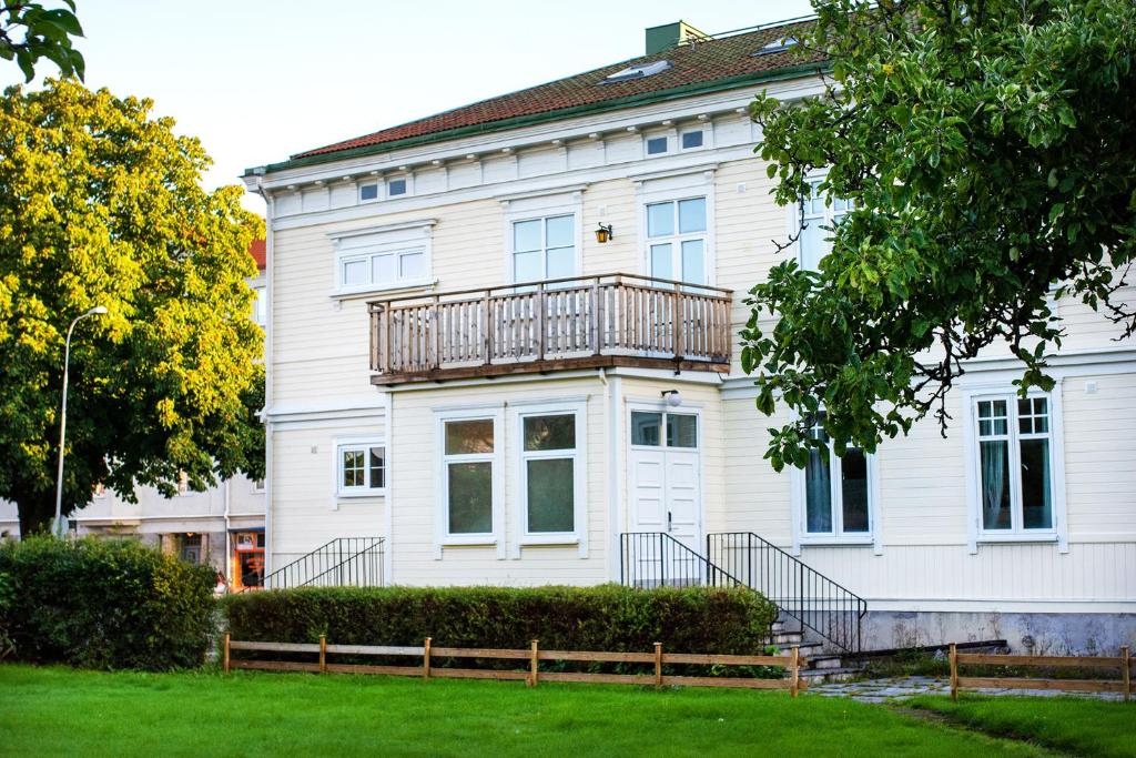 维纳什堡Vänersborgs Vandrarhem的大型白色房屋内设有阳台