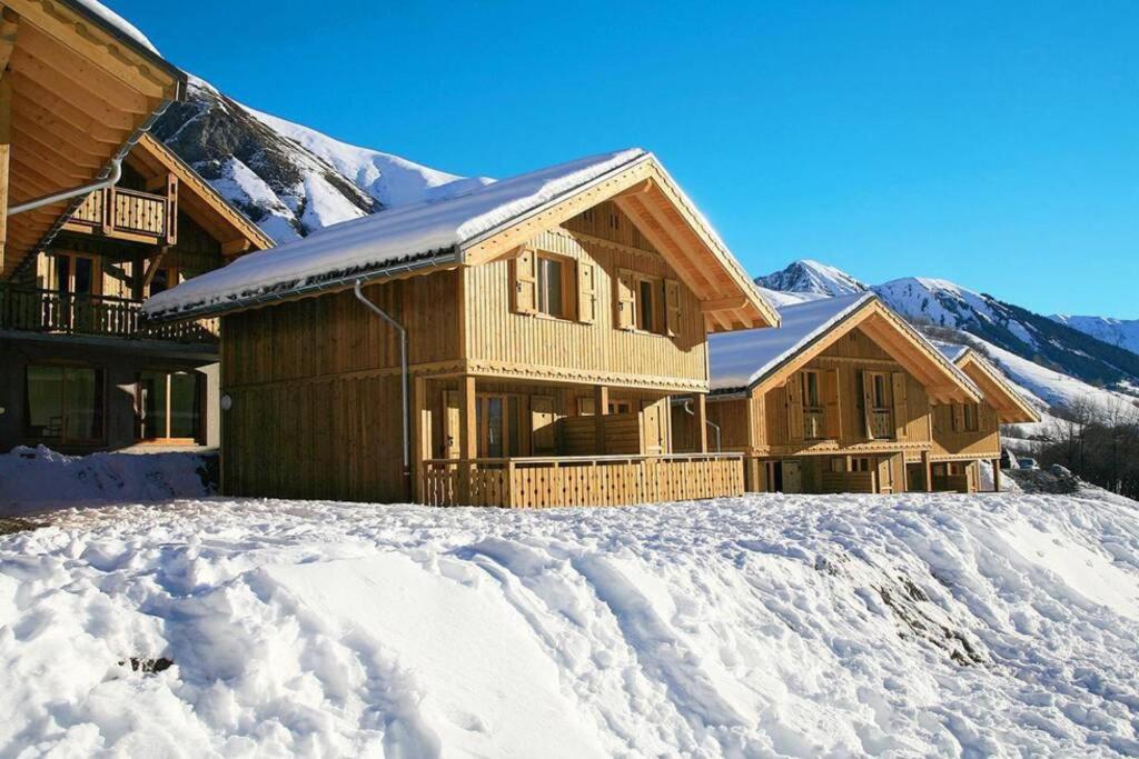 圣索林达尔沃Chalet cosy Duplex 6 personnes的雪中木屋,背景是群山