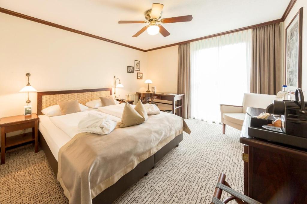 耶拿MAXX Hotel Jena的酒店客房配有两张床和吊扇。