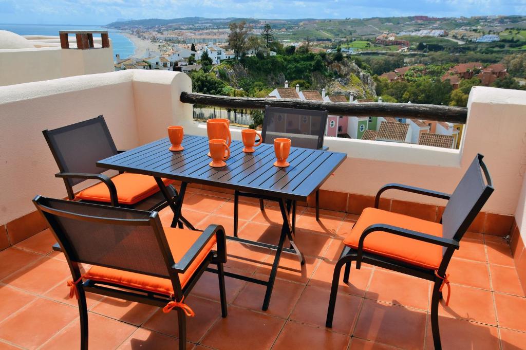 卡萨雷斯Vista Bahía的美景阳台配有桌椅