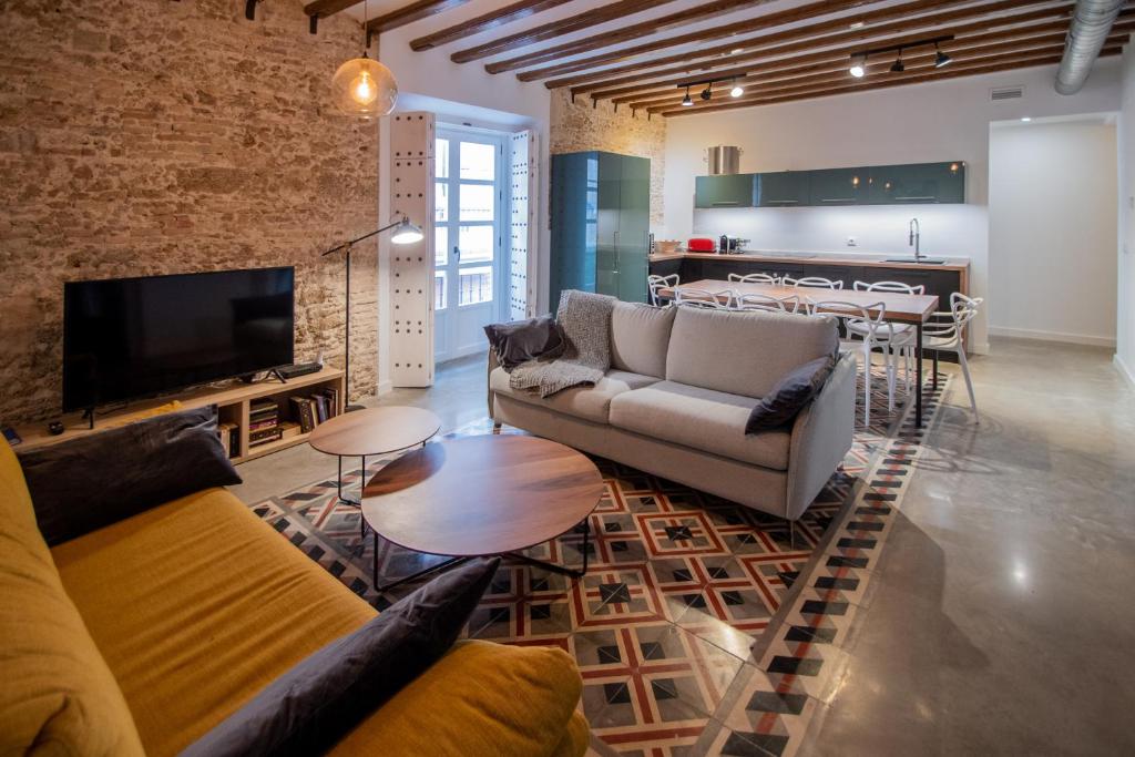 加的斯Apartamentos Son de Cadiz的带沙发的客厅和用餐室