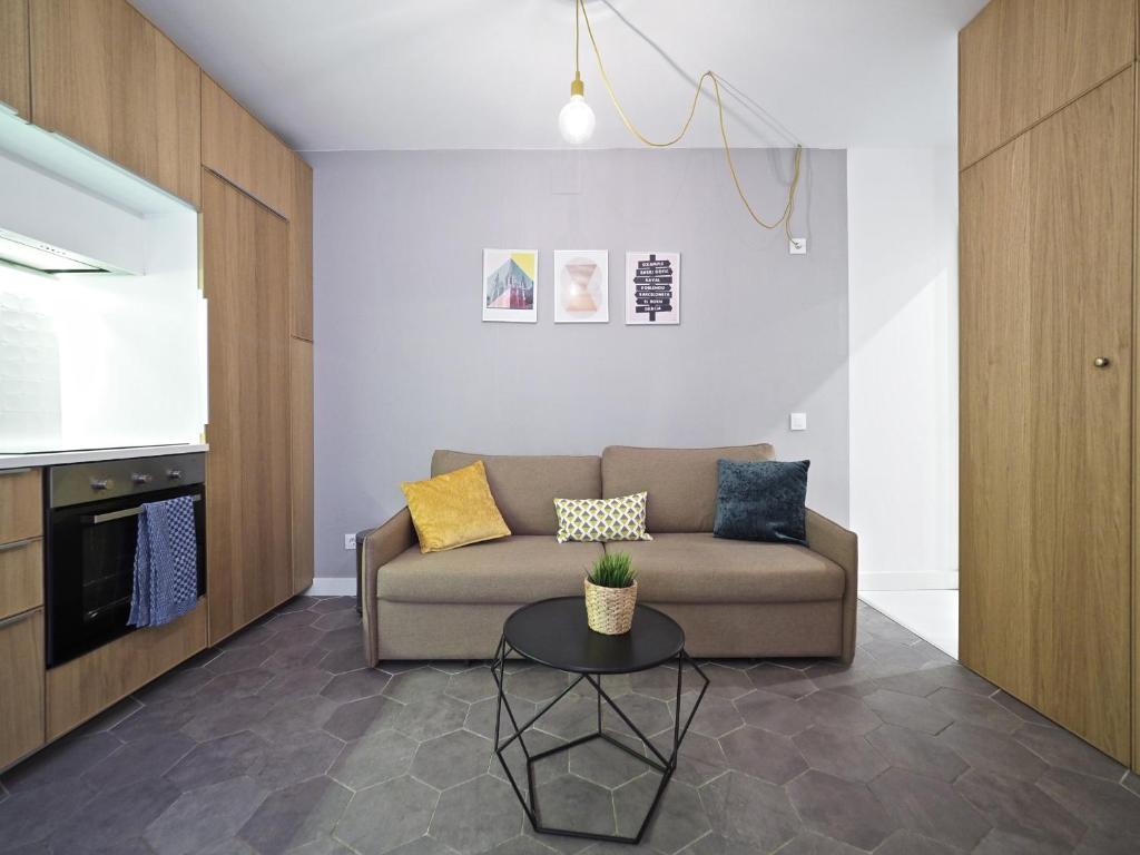 略夫雷加特河畔奥斯皮塔莱特Torrassa Cozy Apartment by Olala Homes的客厅配有沙发和桌子