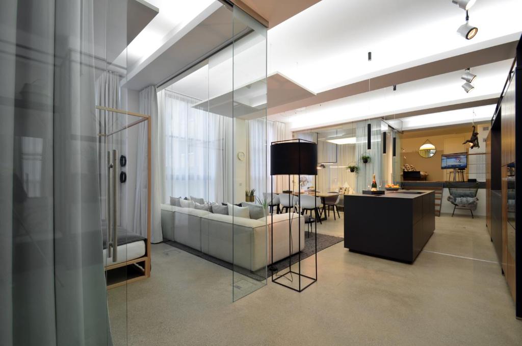 慕尼黑Luxury Omaruru-Design-Apartment Deluxe的客厅设有大型玻璃墙