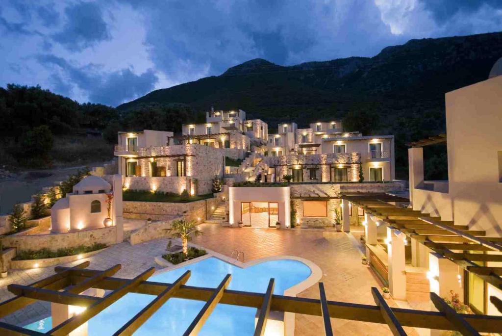 尼基亚娜Hotel Tesoro的享有带游泳池的房屋的空中景致