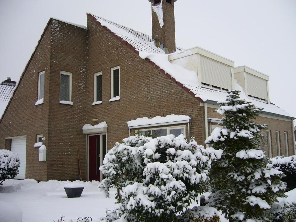 Zuid-Beijerland科伦代克住宿加早餐旅馆的一座大砖房,有雪