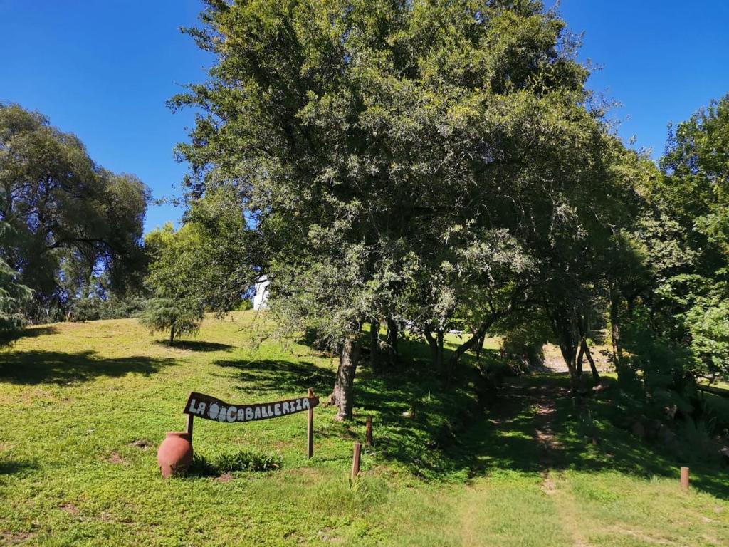 拉格兰哈La Caballeriza的树旁田野上的标志
