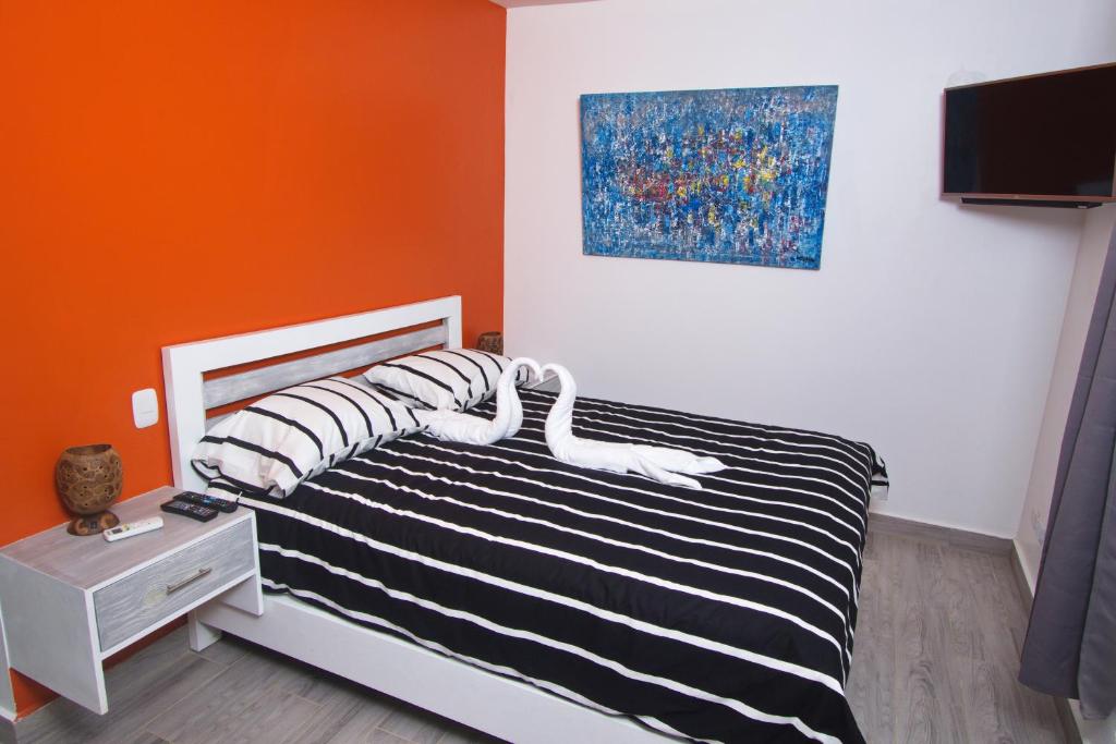 圣多明各La Aldea的一间卧室配有一张黑白条纹的床