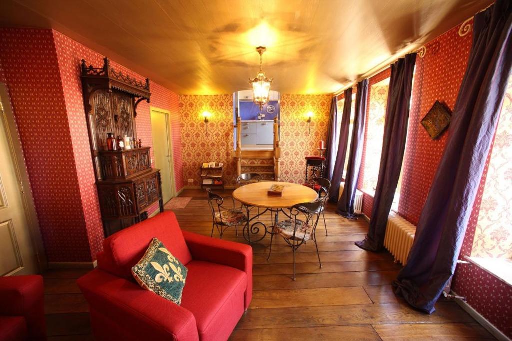 Fosses-La-VilleGîtes d'Apothecarius entre Namur et Dinant的客厅配有红色的沙发和桌子