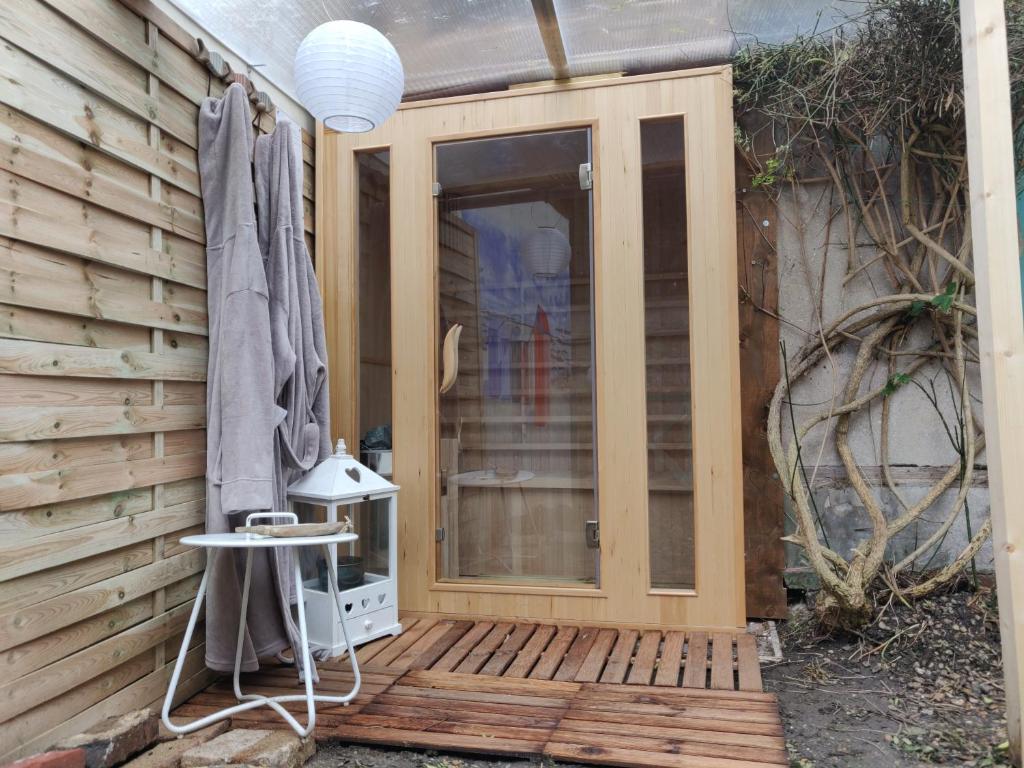 翁弗勒尔Atelier 39bis的木制甲板上的滑动玻璃门