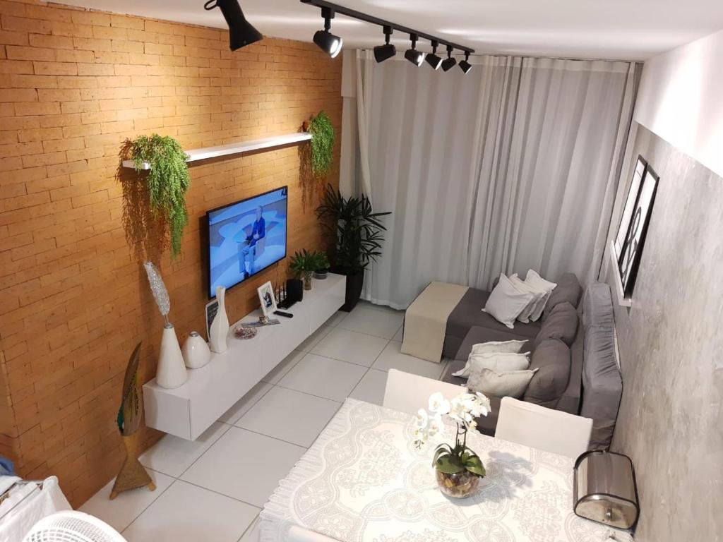 马塞约QUARTO/SALA COM VISTA P/ O MAR DE PAJUÇARA的带沙发和电视的客厅