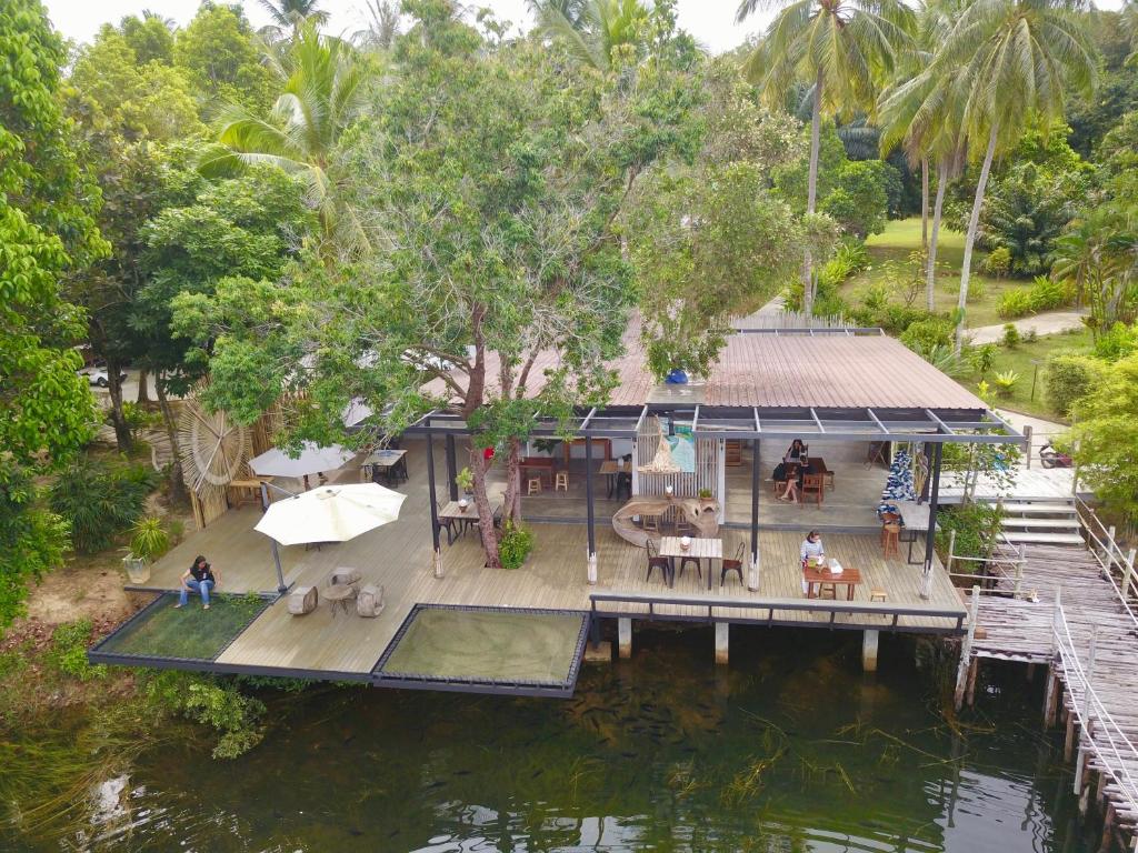 阁遥岛Awana Villa Resort Yaonoi - SHA Extra Plus的水面上房子的空中景观
