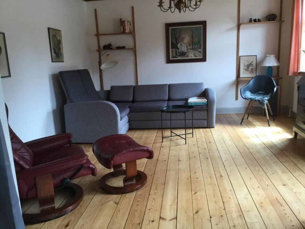 森讷堡Ørstedsgade, Sønderborg的客厅配有沙发和椅子