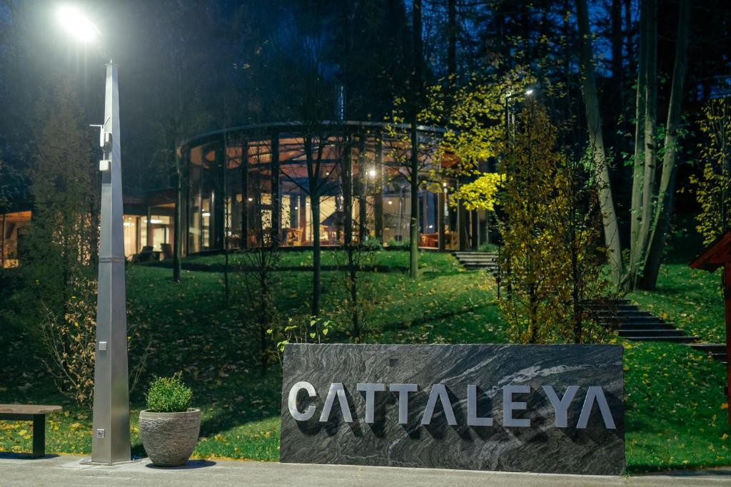 切拉德纳Resort CATTALEYA的夜间在建筑物前的标志