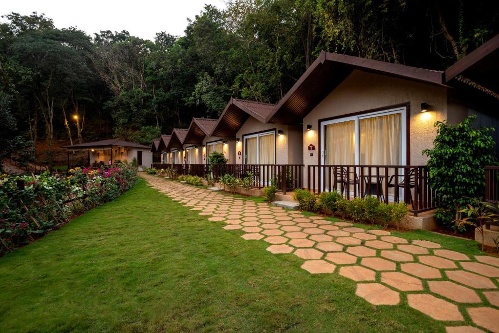 GokarnStone Wood Nature Resort, Gokarna的前面有走道的一排房子