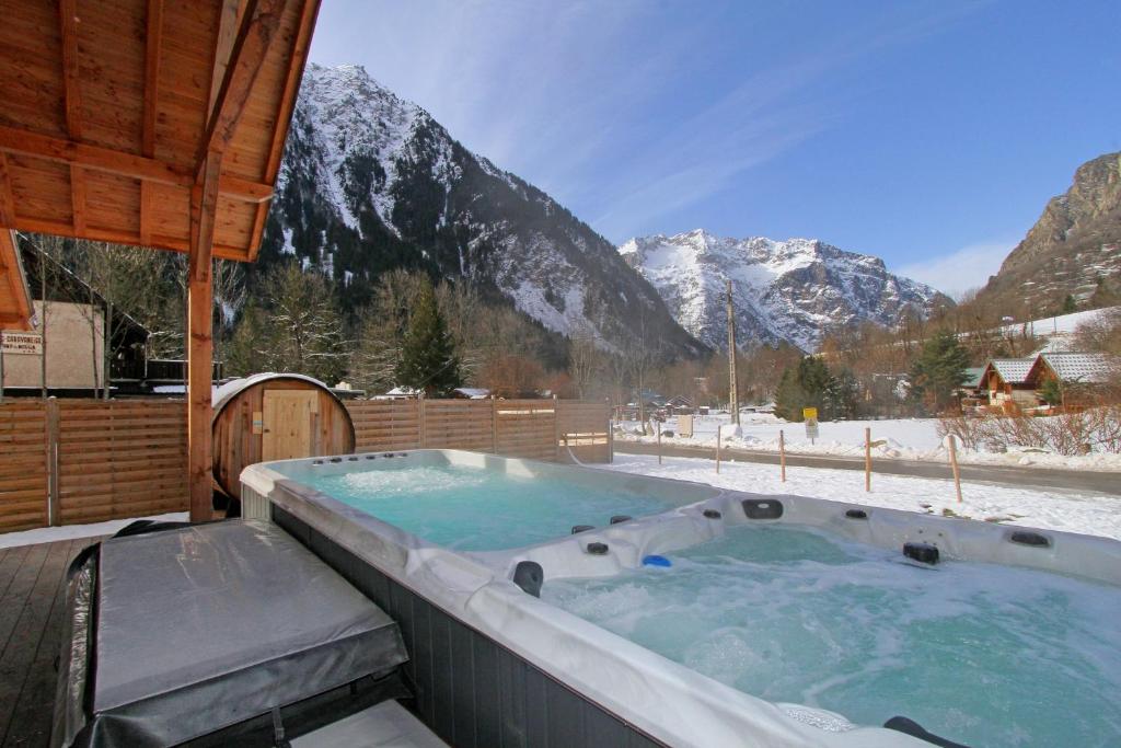 韦诺斯克L'Orchidée的一个带雪覆盖的山的按摩浴缸