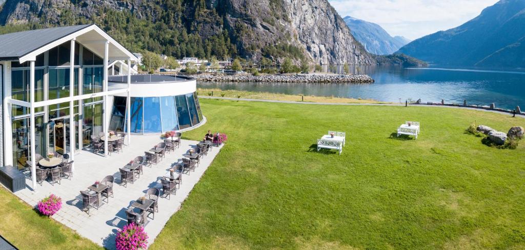 瓦尔河谷Valldal Fjordhotell - by Classic Norway Hotels的享有湖景房屋的空中景致