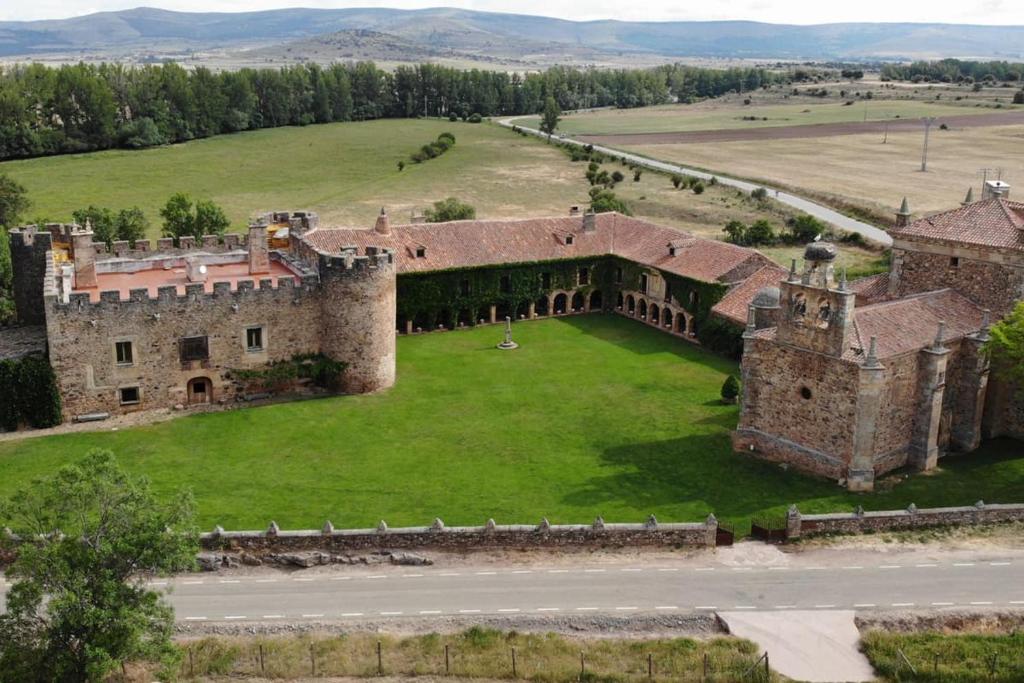 阿尔玛萨Casa rural Casa Fuerte San Gregorio I的享有带绿地的古老城堡的空中景致