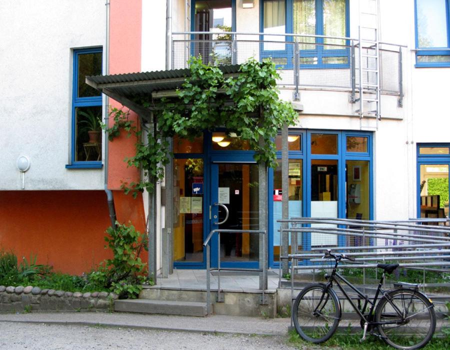 汉堡Schanzenstern Altona GmbH的停在大楼前的自行车