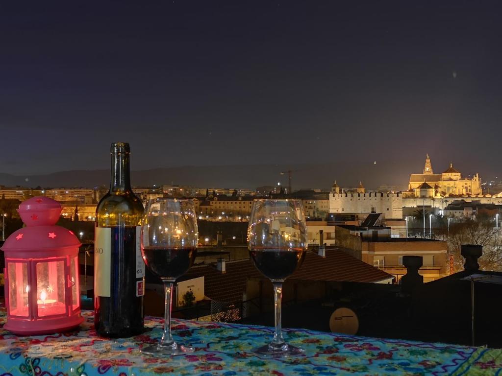 科尔多瓦Spectacular views. All new with free parking的一张桌子,上面放有两杯酒和一瓶葡萄酒