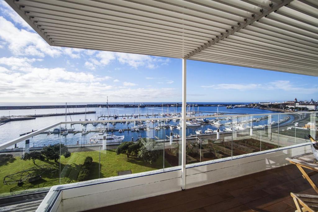 蓬塔德尔加达Hotel Gaivota Azores的大窗户享有码头的景致。