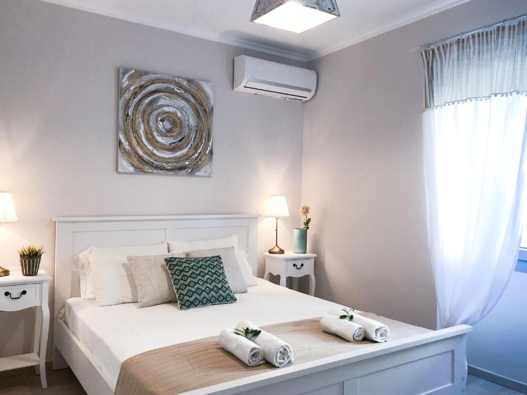 卡西奥皮Alekas Harbour House的卧室配有白色的床和2条毛巾