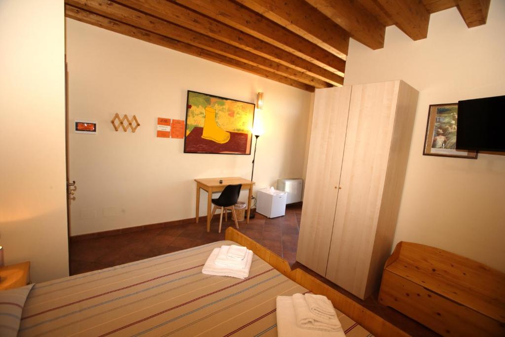 NonantolaAgriturismo Casa Carpanelli的一间卧室配有一张床和一张书桌