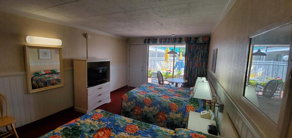 大洋城Shangri-La Motel的有两张床和一台电视的酒店房间