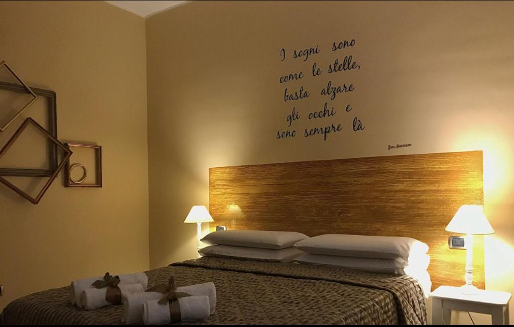 卡西诺Le Camerette di Edda的卧室配有一张墙上写着字条的床