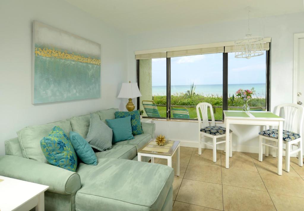 墨尔本塔克维海岸度假酒店的客厅配有沙发和桌子