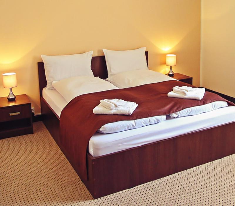 巴亚马雷Cazare Karmina的一间卧室配有一张大床和两条毛巾