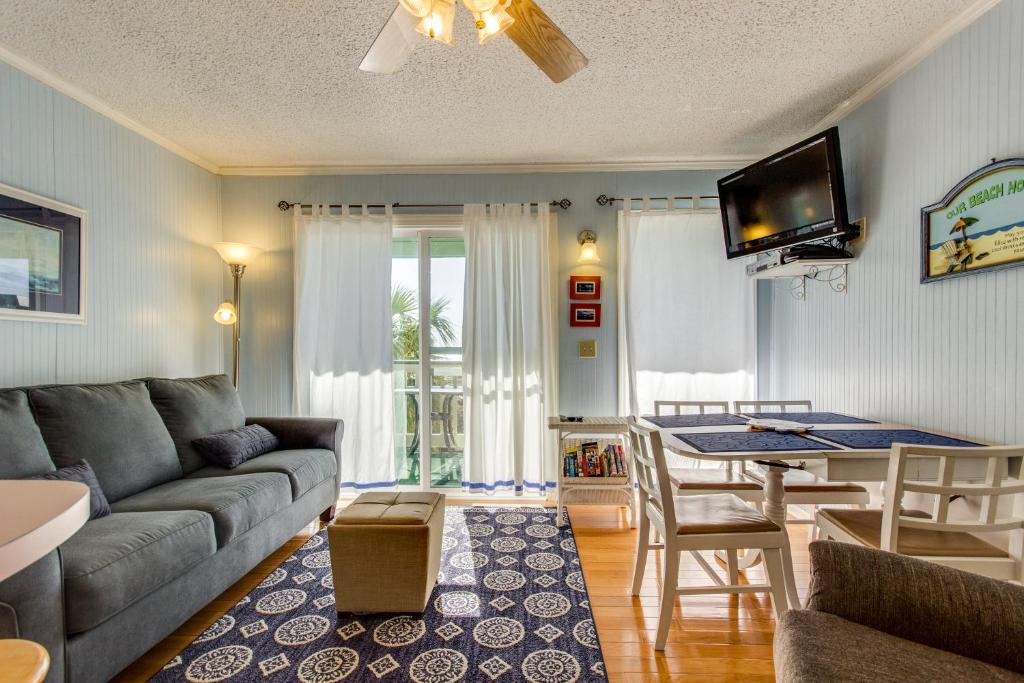 棕榈岛Sea Cabin 228-B的客厅配有沙发和桌子