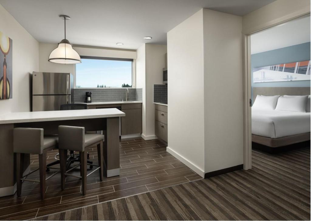 圣何塞Hyatt House San Jose Airport的厨房以及带厨房和床的客厅。