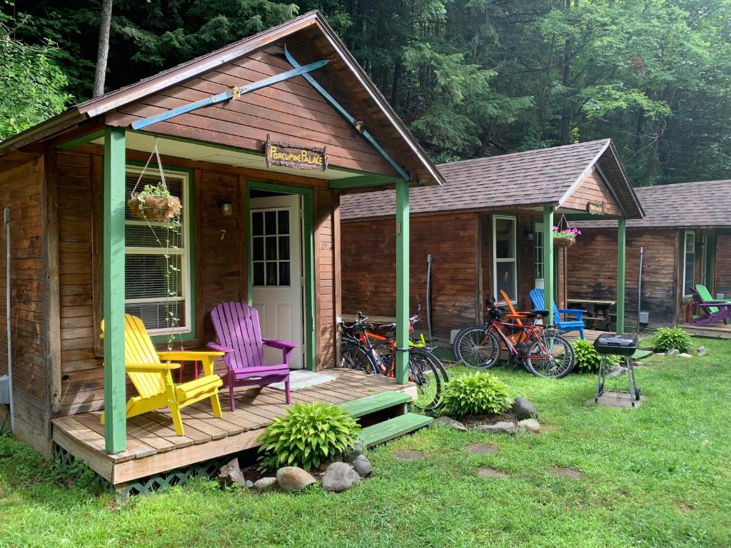 BartonPine Crest Motel & Cabins的小木屋 - 带2把椅子和甲板