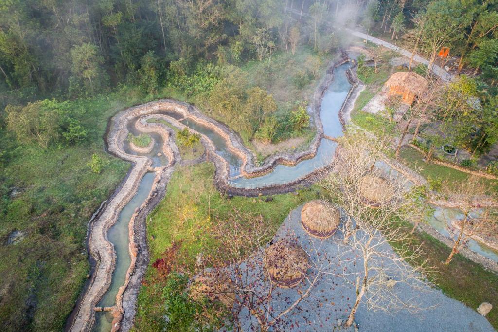 顺化Thanh Tan Hot Springs By Fusion的公园中 ⁇ 的河流的空中景色