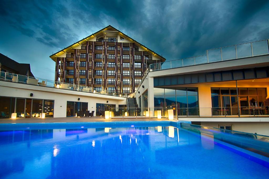 布克维F&B Spa Resort (ex. Fomich Hotel)的大楼前的大型游泳池