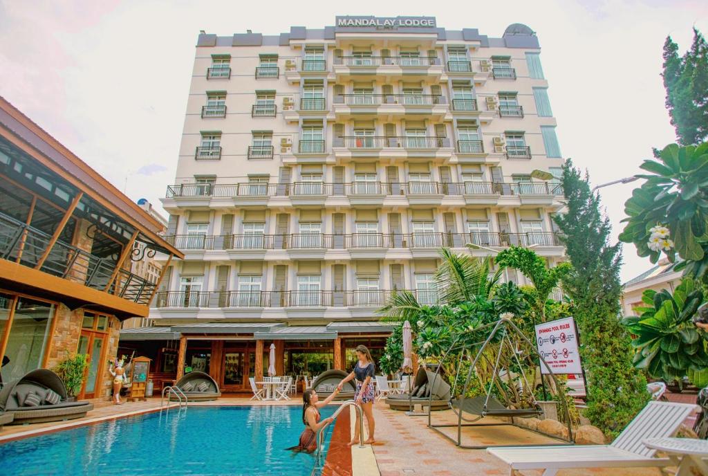 曼德勒Mandalay Lodge Hotel的大楼前设有游泳池的酒店