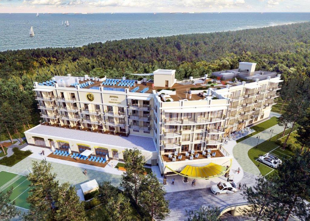 米泽德沃兹Juvena Hotel Wellness & SPA的享有酒店空中景色,以大海为背景