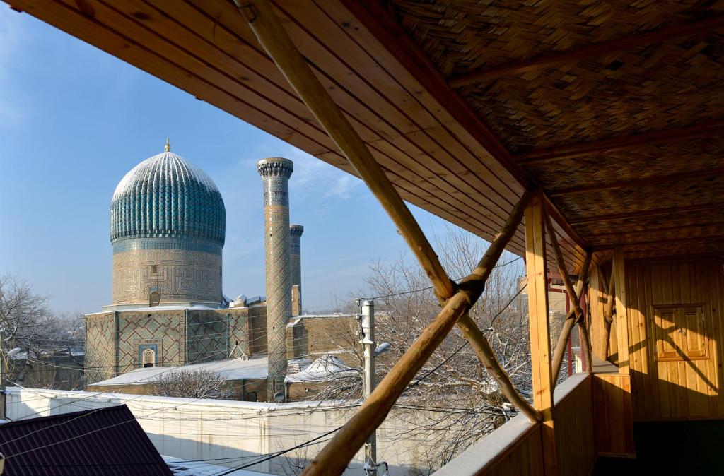 撒马尔罕埃米尔住宿加早餐酒店的从建筑物屋顶上可欣赏到清真寺的景色