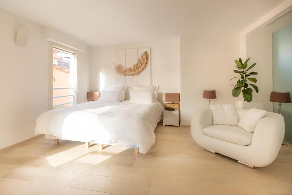 戛纳Traverse Des Artistes的白色卧室配有白色的床和椅子