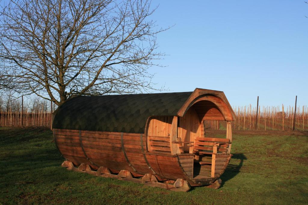 博尔赫隆Helshovens wijnvat的坐在草地上的大型木船