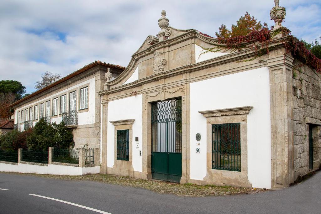 波瓦迪拉尼奥苏代阿尔费纳住宿加早餐旅馆的街道边的一座古老建筑