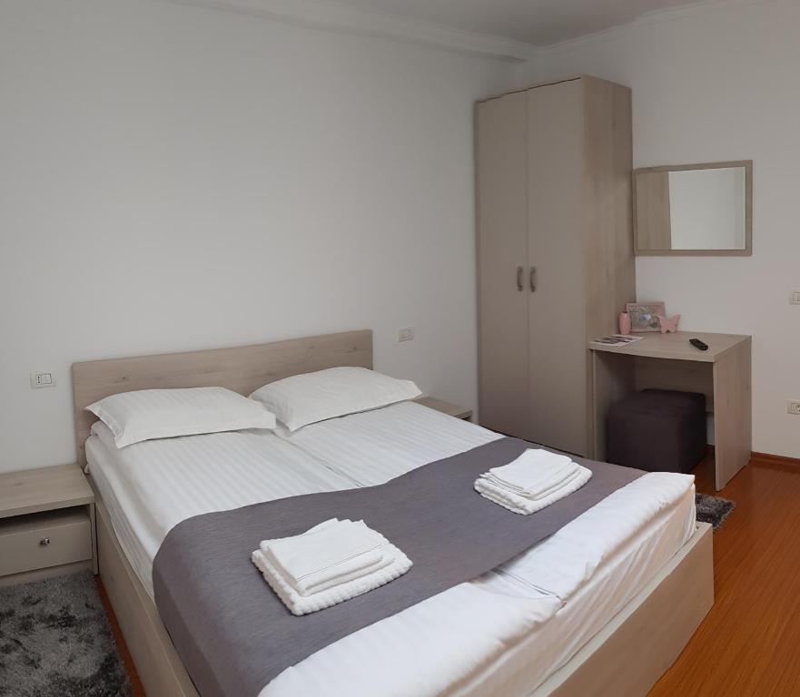 博尔沙CASA MONTIS的一间卧室配有一张大床和两条毛巾