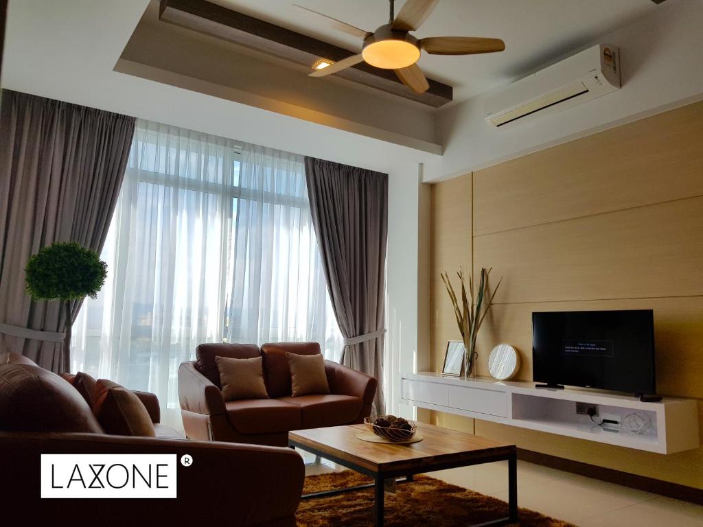 甘榜森布兰Sutera Avenue Kota Kinabalu - Laxzone Suite的带沙发和电视的客厅