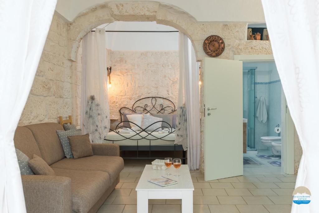 奥斯图尼Casa Francesca的客厅配有沙发和1张床