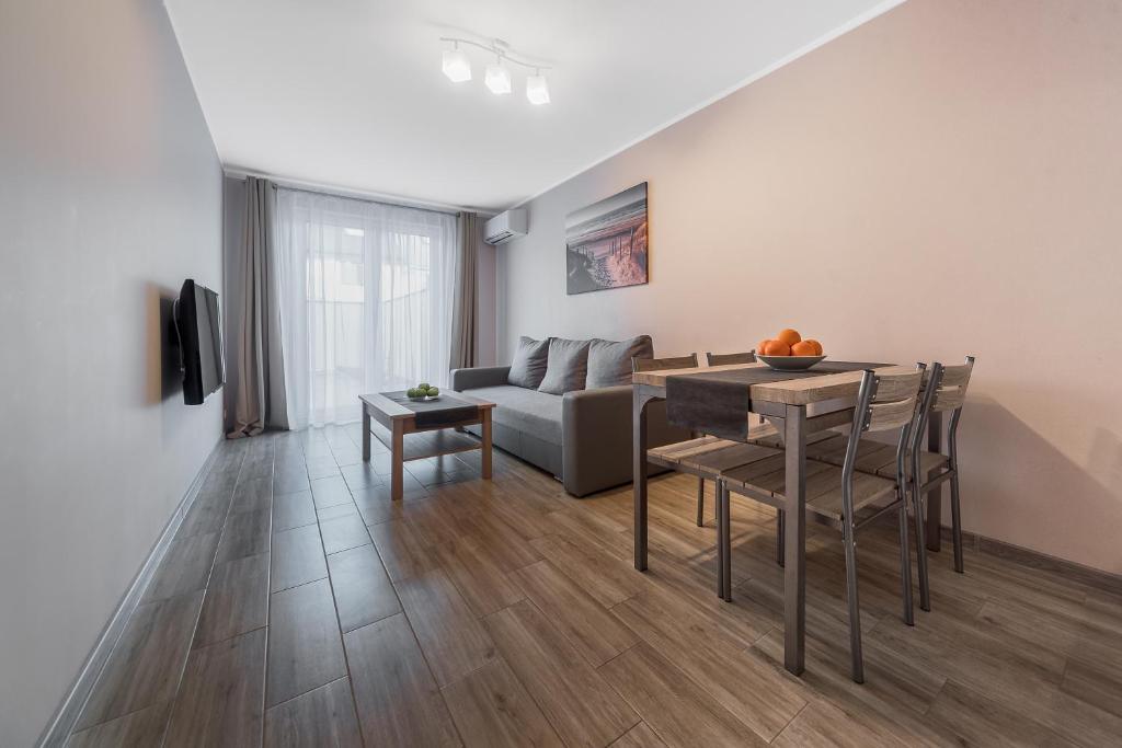 斯维诺乌伊希切Marittimo Resort的客厅配有沙发和桌子