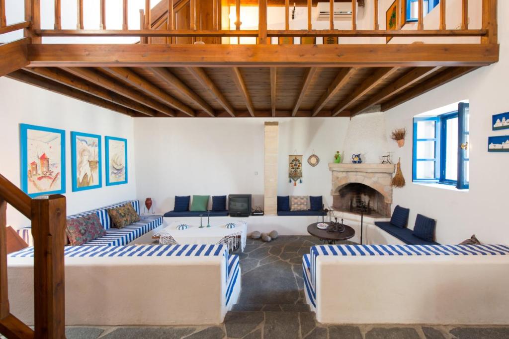 卡拉索斯利特萨度假屋的客厅设有两张沙发和一个壁炉