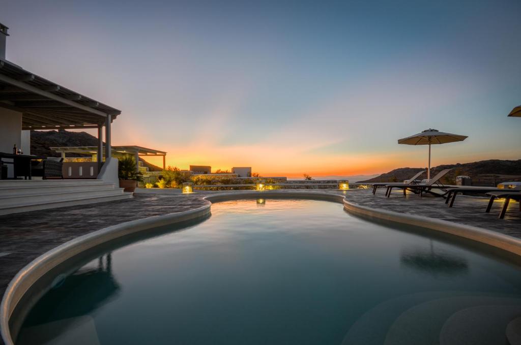 加里尼Naxos Secret Paradise Villa的一座享有日落美景的游泳池