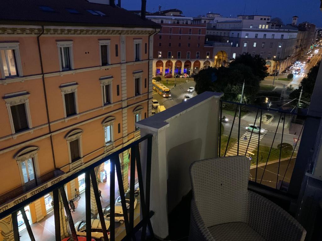博洛尼亚Stayinbologna 2的阳台享有街道的景色。