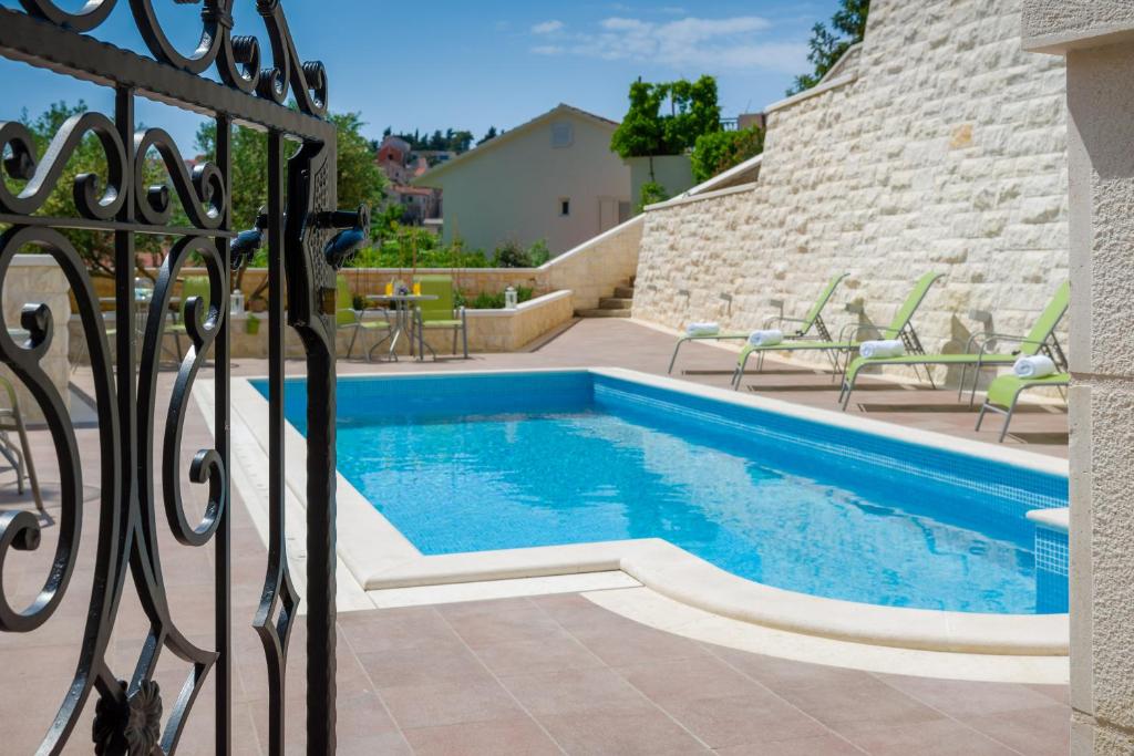 赫瓦尔Villa Kogo的房屋前的游泳池
